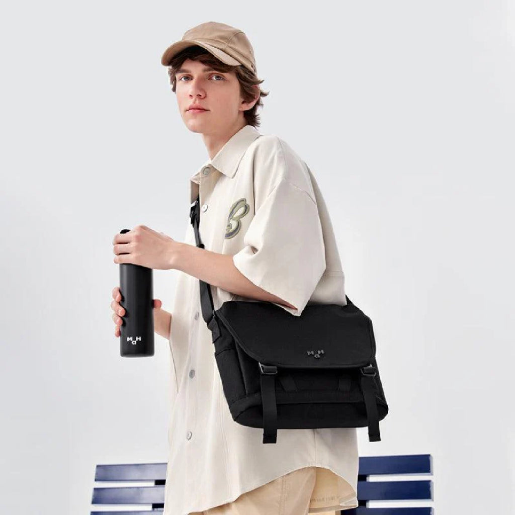 MAH Tour Crossbody กระเป๋าสะพายข้าง น้ำหนักเบา ผ้ากันน้ํา 8 นิ้ว (กระเป๋าสะพายไหล่)