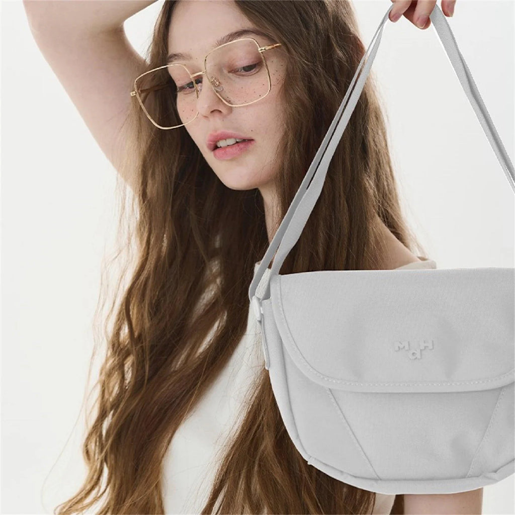 MAH Young Crossbody Shuttle กระเป๋าสะพายข้าง น้ำหนักเบา ผ้ากันน้ํา 6 นิ้ว (กระเป๋าสะพายไหล่) สีขาว