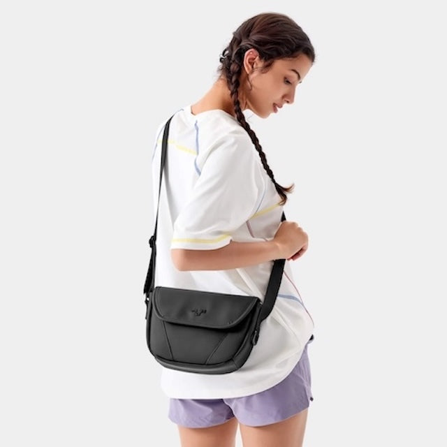 MAH Young Crossbody Shuttle กระเป๋าหนัง กระเป๋าสะพายข้าง น้ำหนักเบา ผ้ากันน้ํา 6 นิ้ว (กระเป๋าสะพายไหล่)